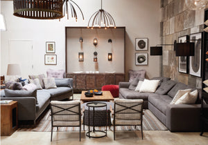  室内拍摄的优德app家居商店，有两个沙发，两把椅子和轻墙功能 