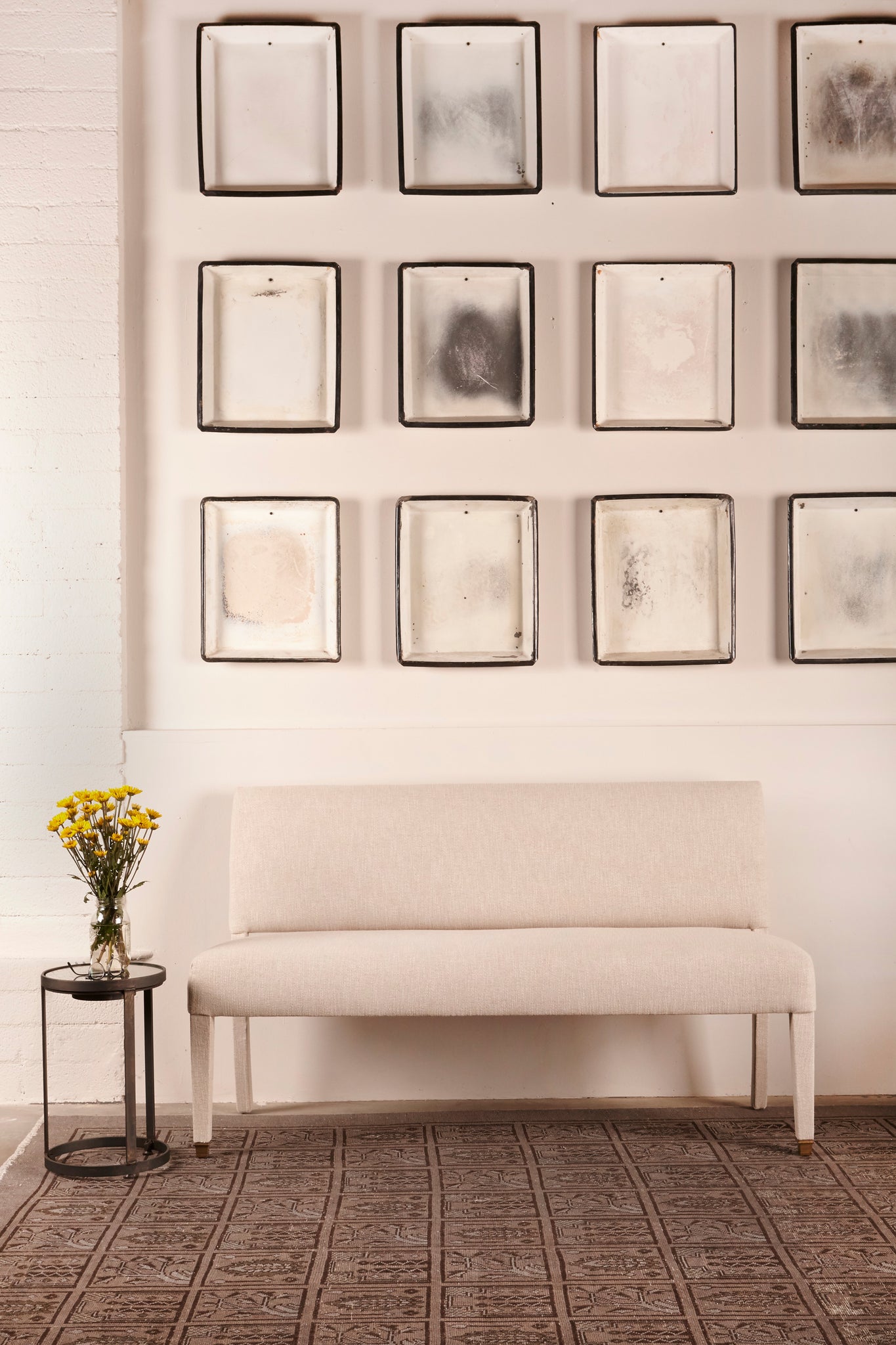 白色的内墙与艺术网格在墙上和一个白色的长椅  