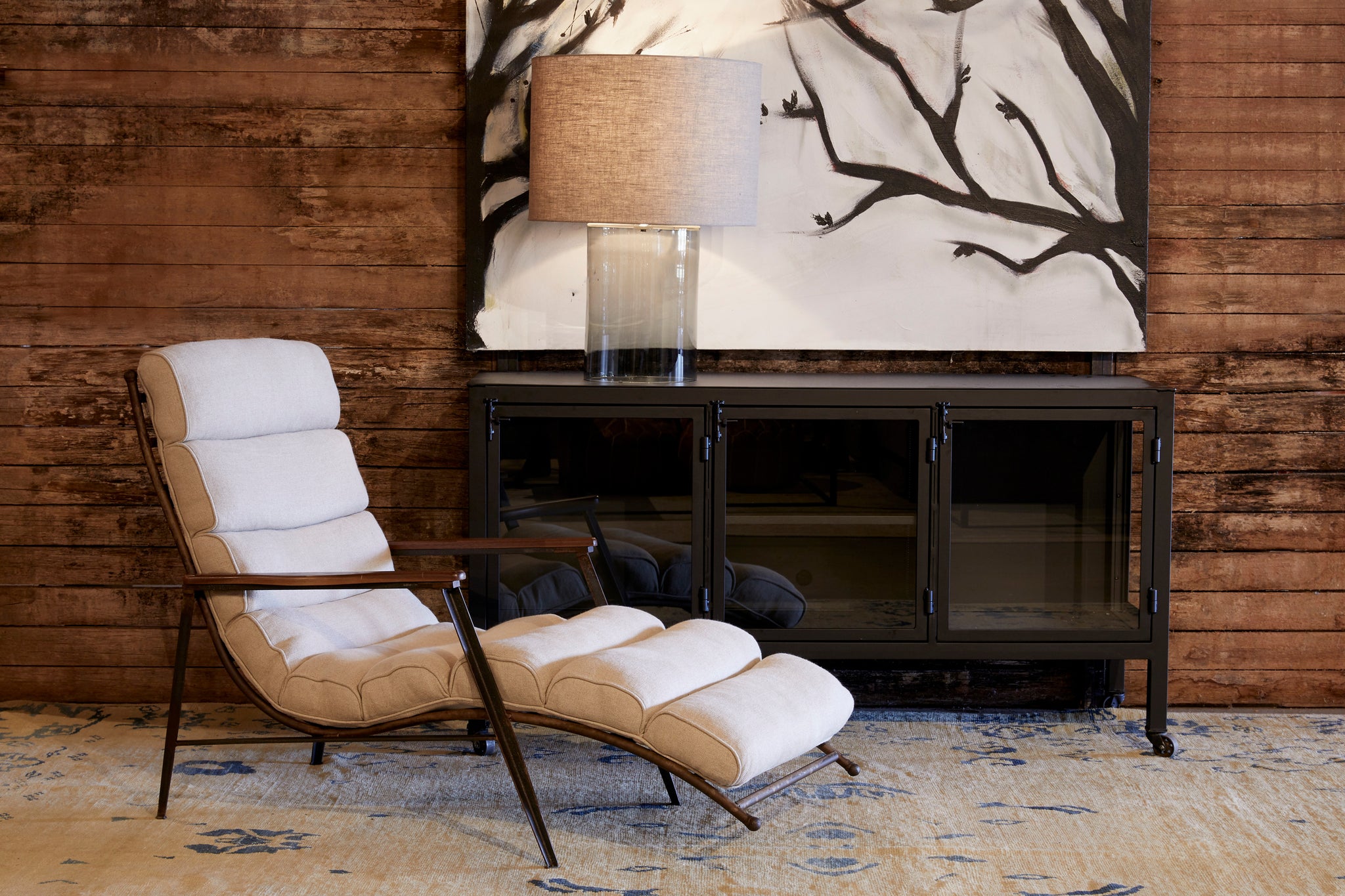  室内有木质墙壁老式地毯和布里瓦德粗麻布的德克兰躺椅 