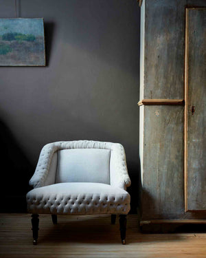  皇家椅子在Vintage亚麻. 背景是挂着一幅画的深色墙壁. 