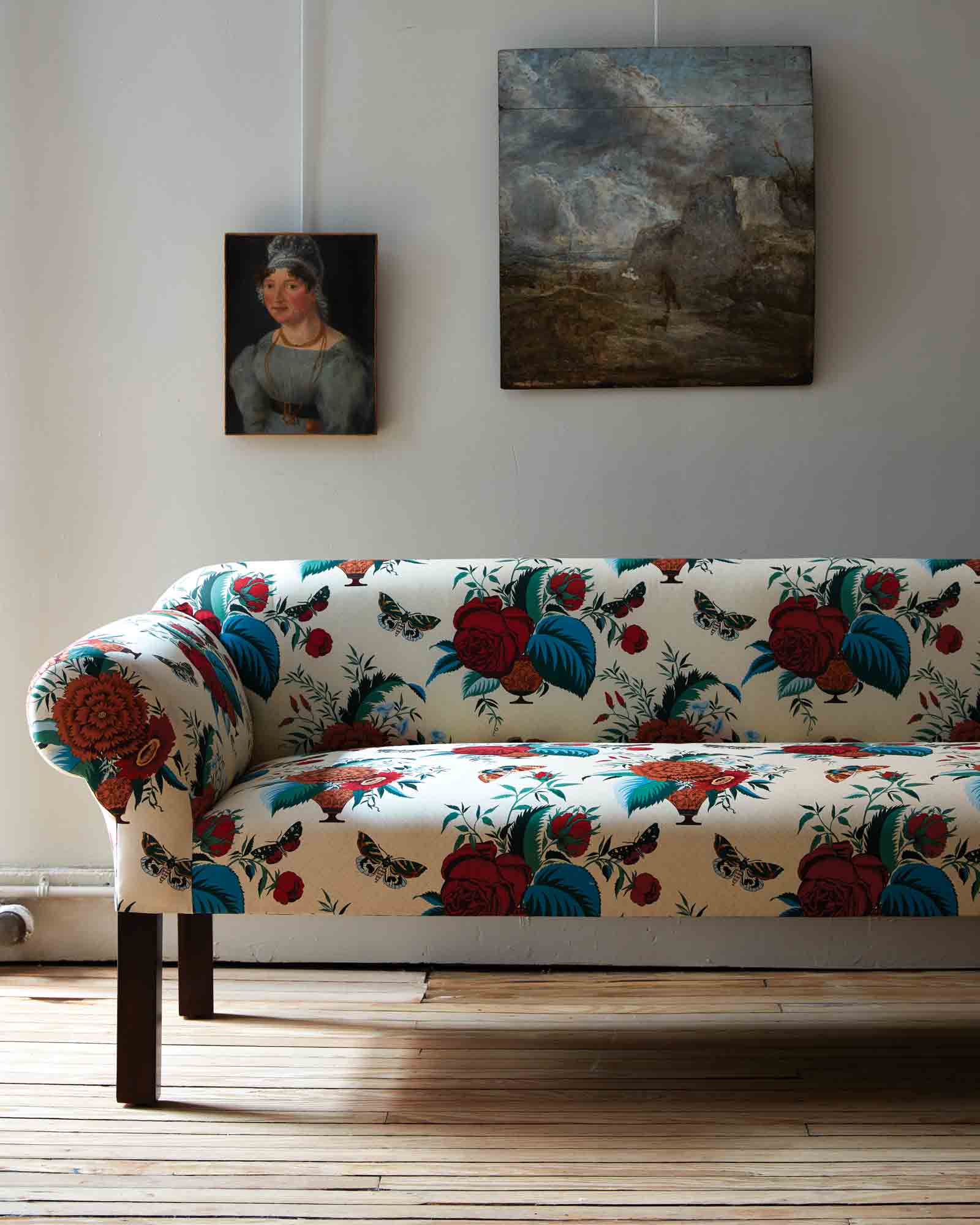  泰迪沙发的细节，在一个白色的房间里，约翰德里安花卉织物，墙上有两幅画. 