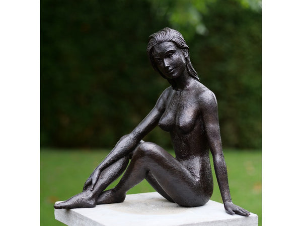 Bronzen zittende vrouw –