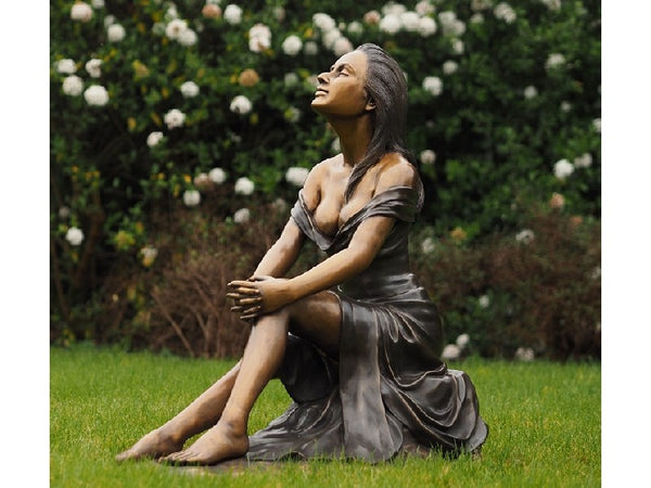 Bronzen tuinbeeld zittende vrouw GardenArts