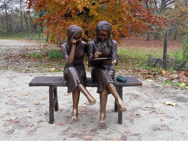 verslag doen van Toestand hoofdzakelijk Bronzen vrouwenbeelden op bankje – GardenArts