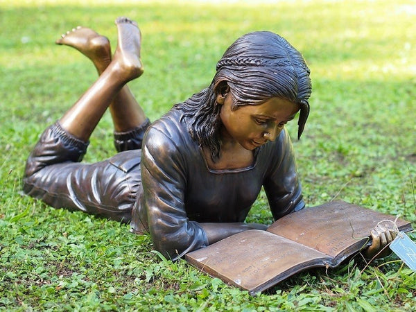 Bronzen lezende vrouw – GardenArts