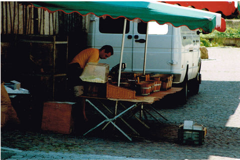 Lorenzo verkauft Oliven auf dem ersten Wochenmarkt