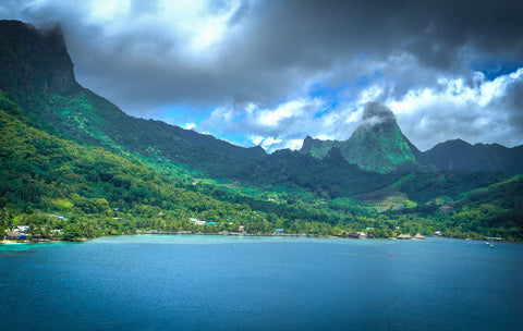 Les montagne et le Lagon de Moorea en Polynésie française où est prélevé l'actif hydratant Hy