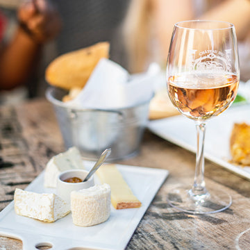 deux verres de rosé servi dans des à flûtes à champagne au bord de la plage