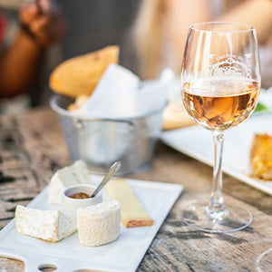 deux verres de rosé servi dans des à flûtes à champagne au bord de la plage