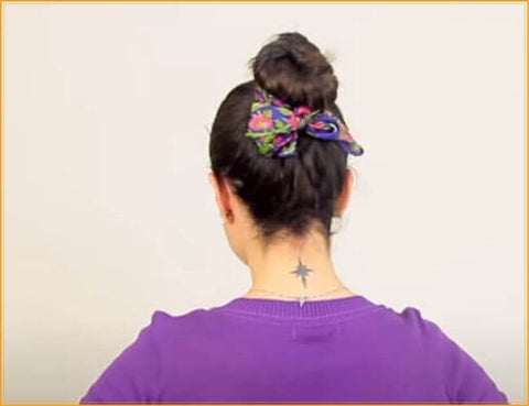 chignon maintenu par le foulard