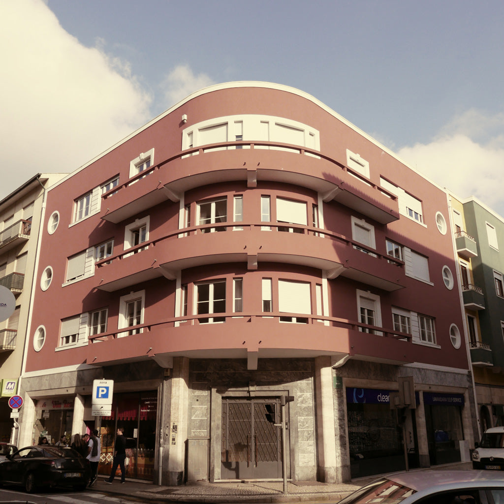 Photo of a curved-front building in Porto.