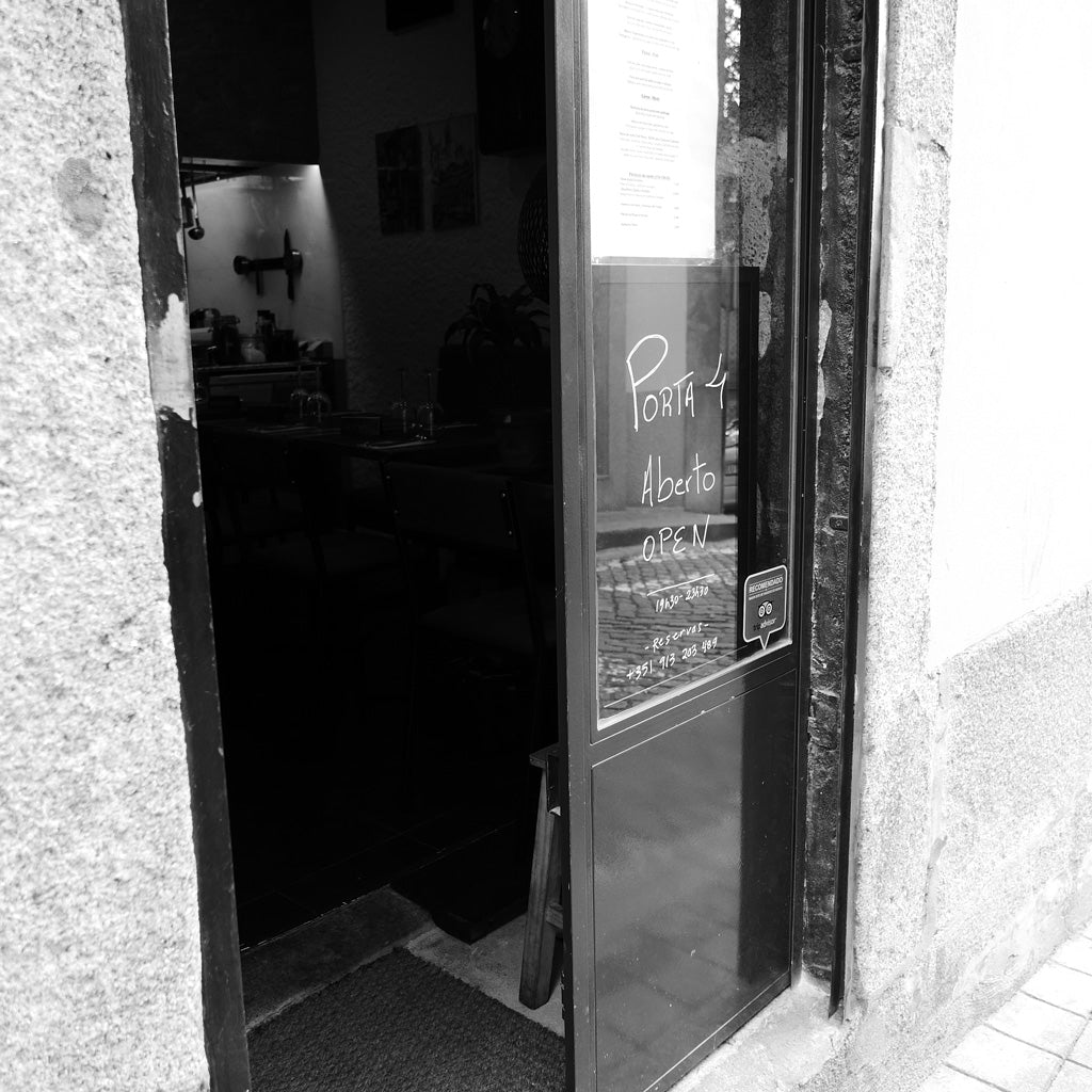 Photo of the entrance to Porta 4 Restaurant in Porto