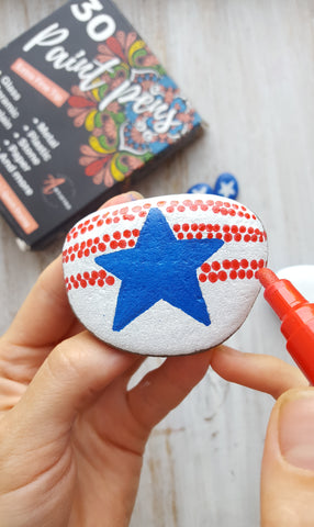 red dots around star-4th of july painted rocks-4th of july rocks-4th of july rock painting ideas-fourth of july rock painting ideas