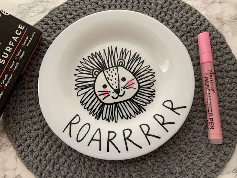 Ceramic plate with lion