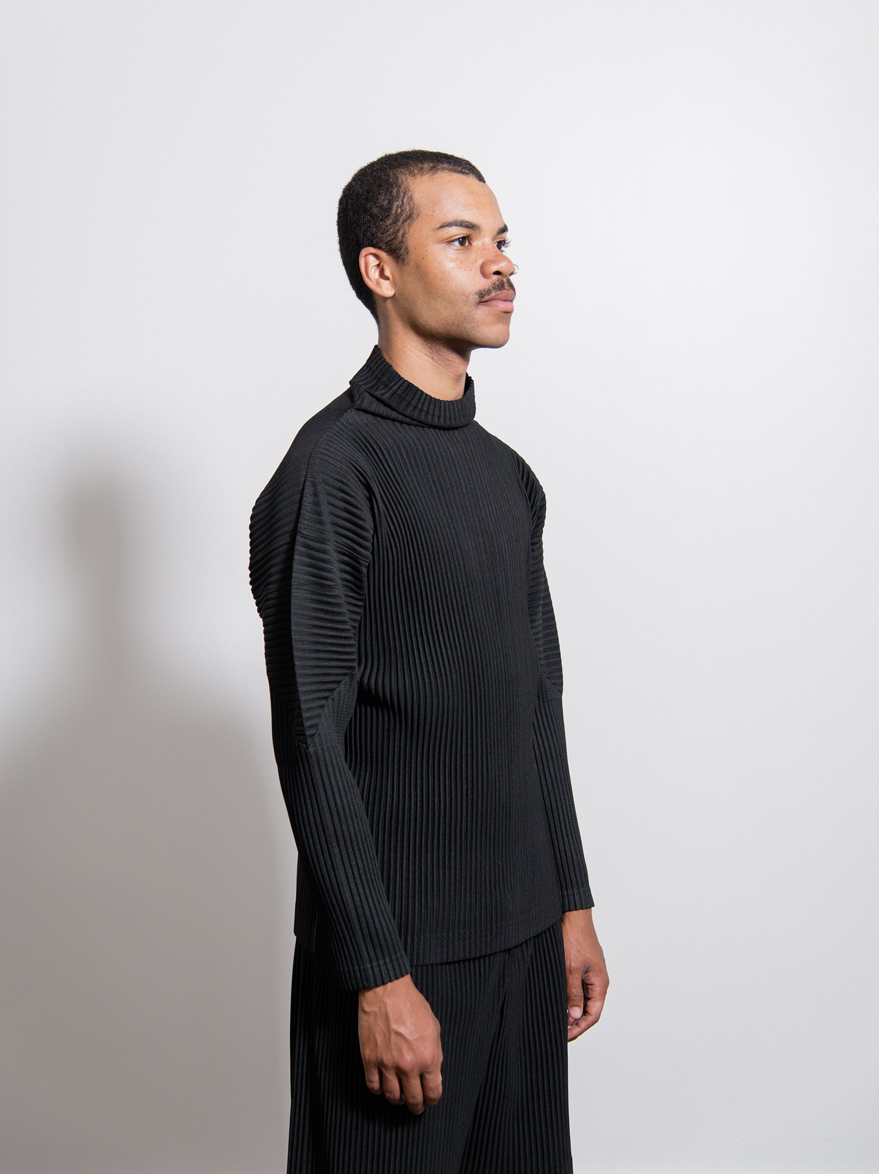 Pleated Turtleneck Sweater Black HP98JK122
