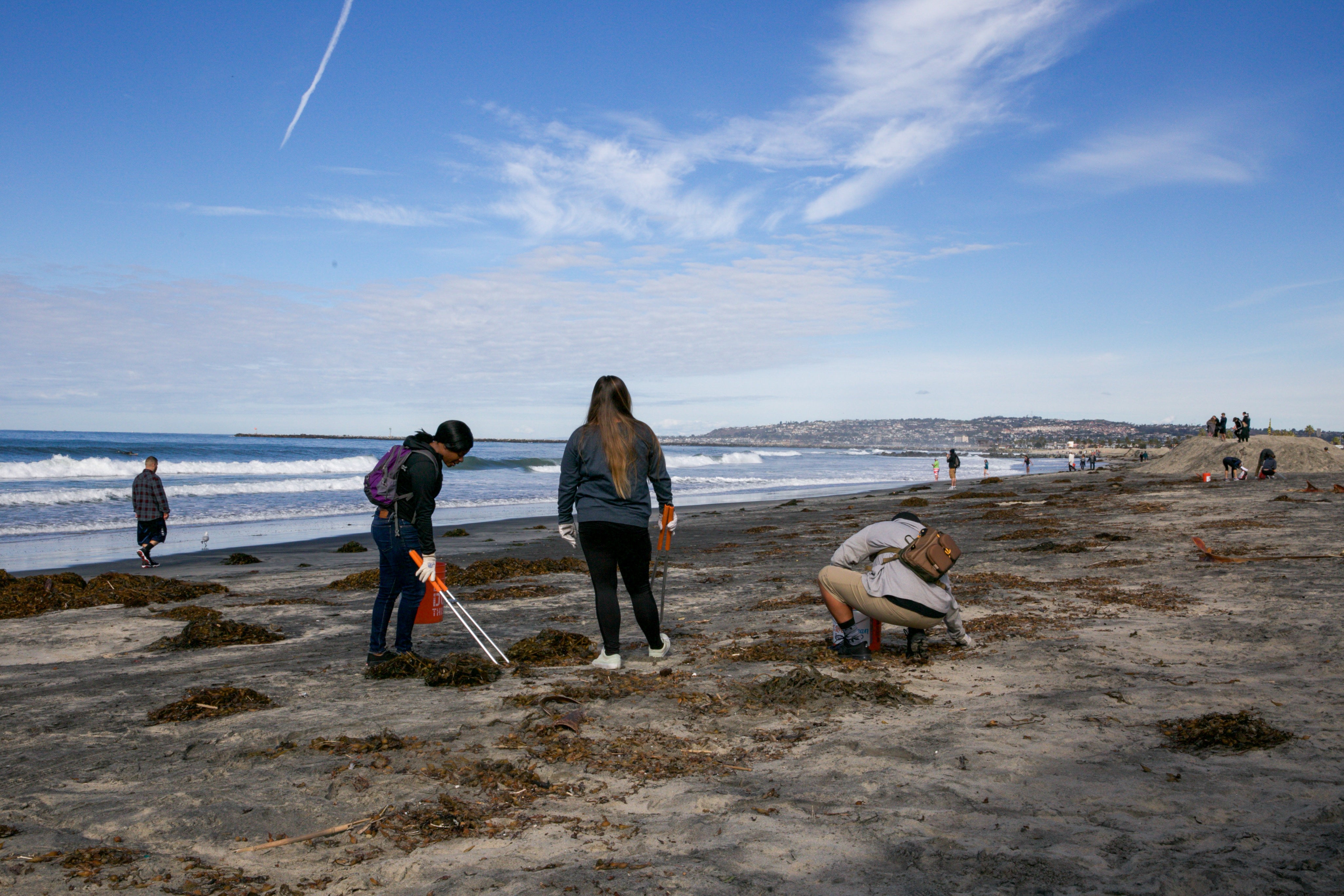 San Diego Volunteers Beach Cleanup