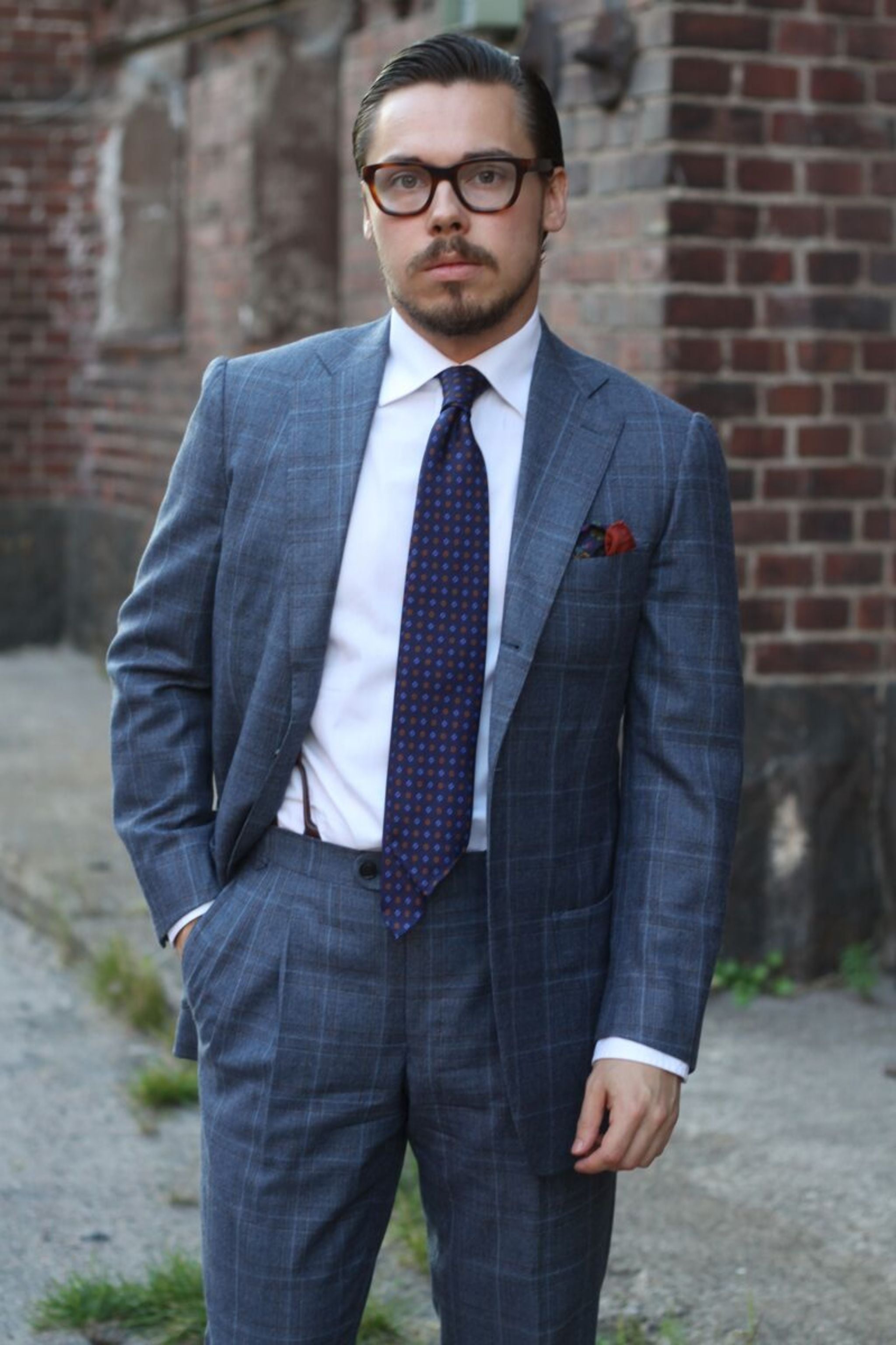 Patch pockets with business suit - Gray suit with white shirt and printed tie.