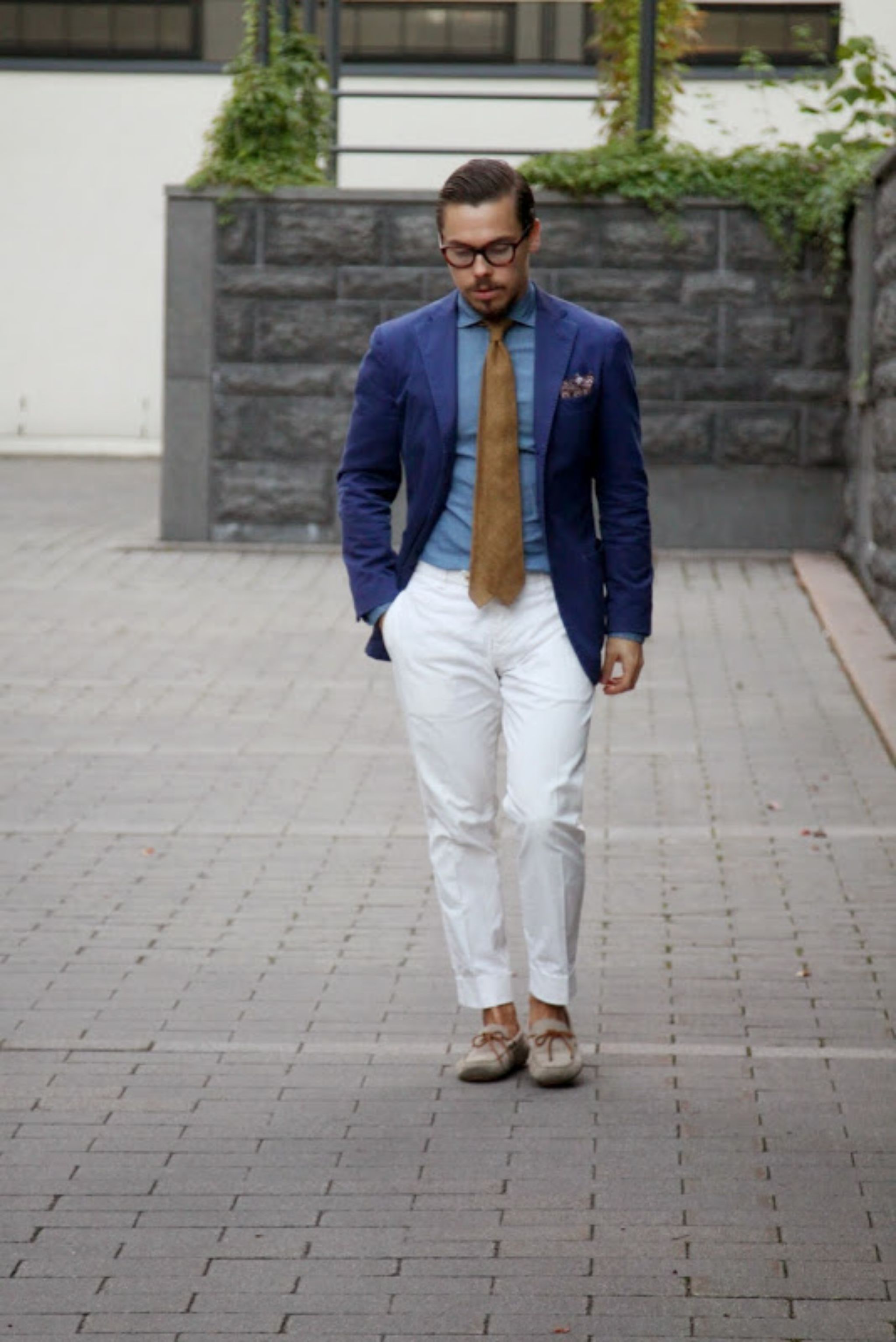 Blogger blue blazer with denim shirt