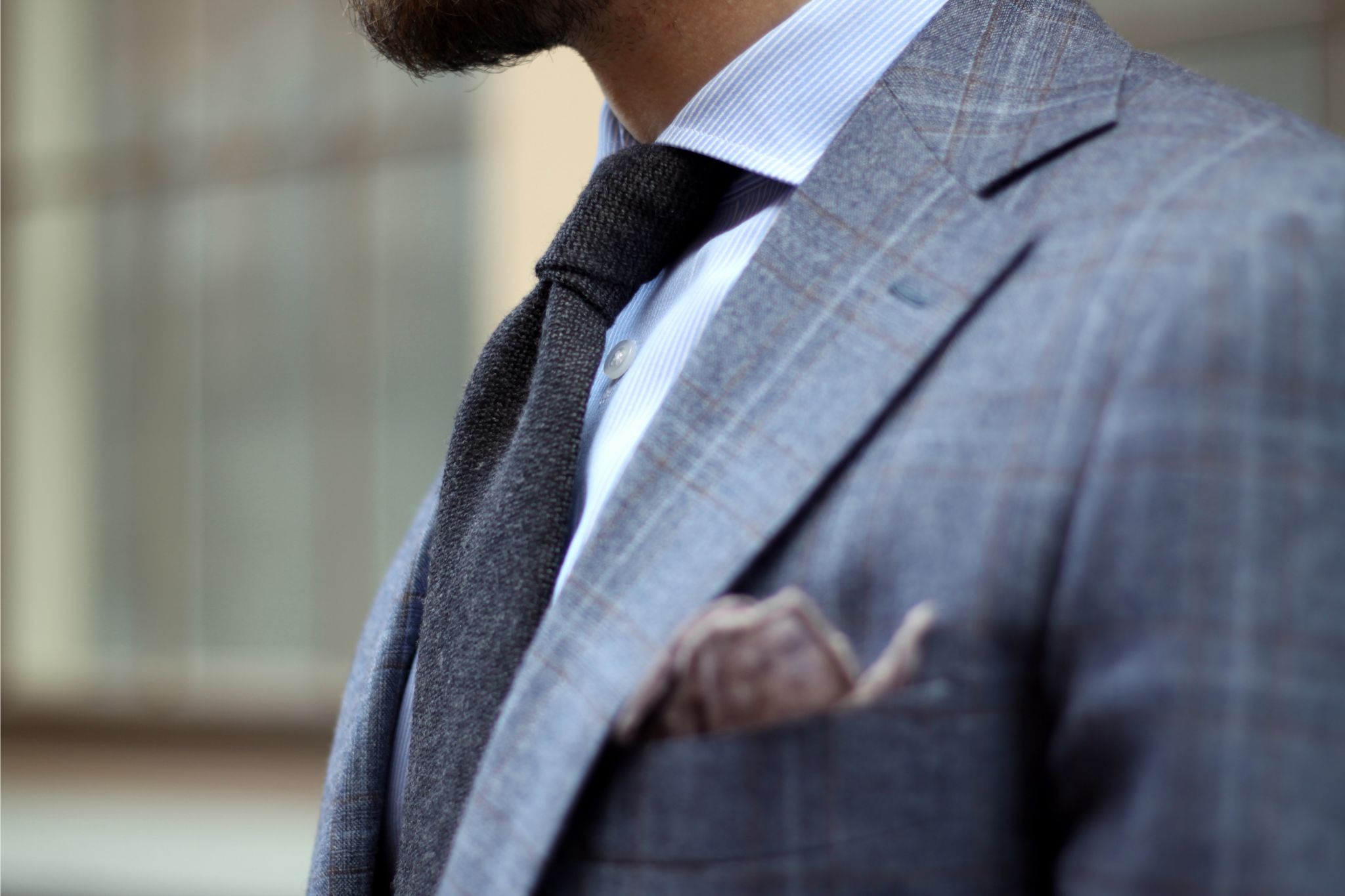 Dark gray tie with business suit - tie your tie with double four-in-hand knot