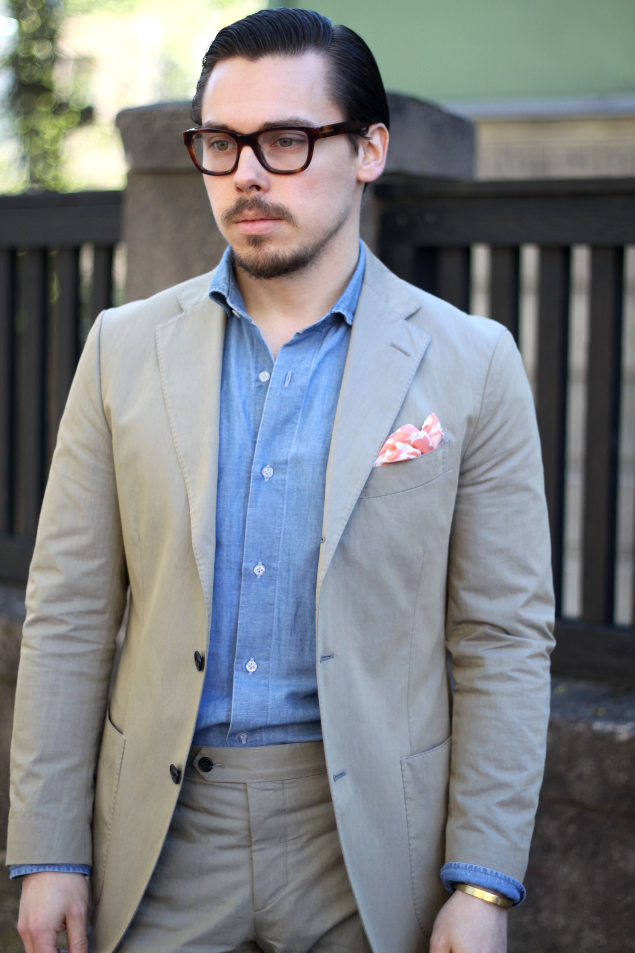 Casual suit without tie - green cotton suit and denim shirt is a perfect combination for summer