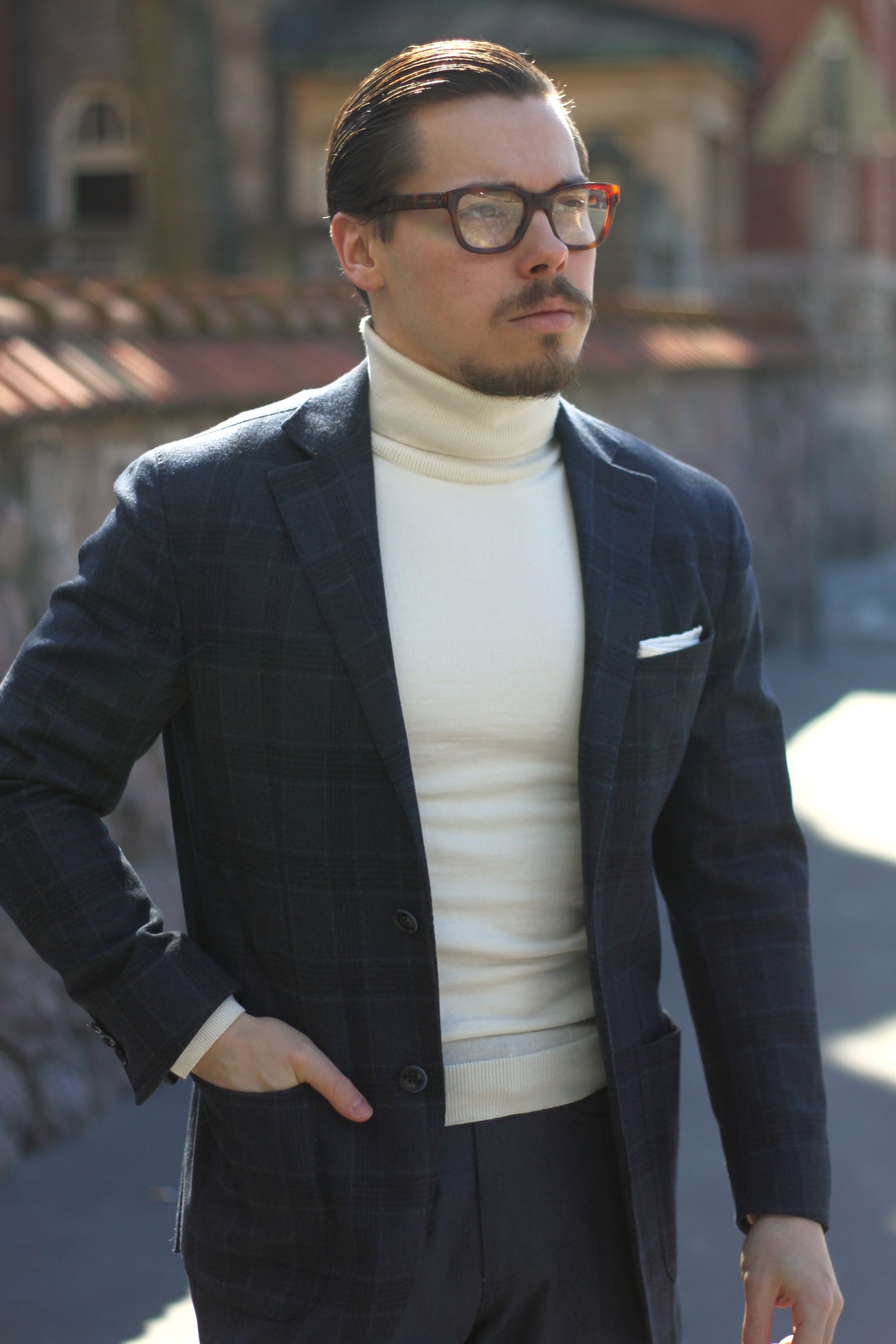Always there is no need for puffy or striking pocket square. Actually with this outfit one could have left the square totally out, even though white tv-fold is always a safe bet.