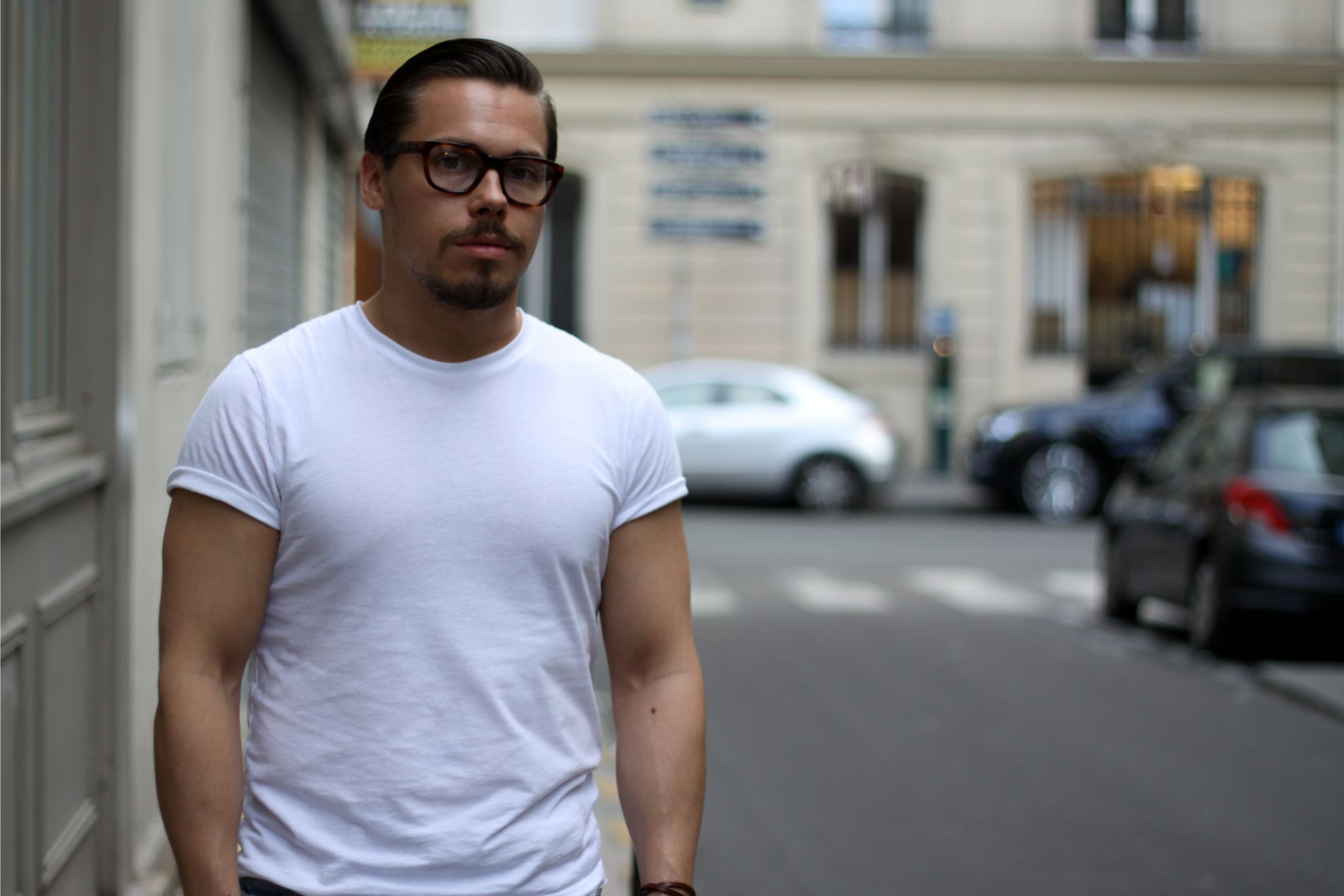 How to wear white t-shirt
