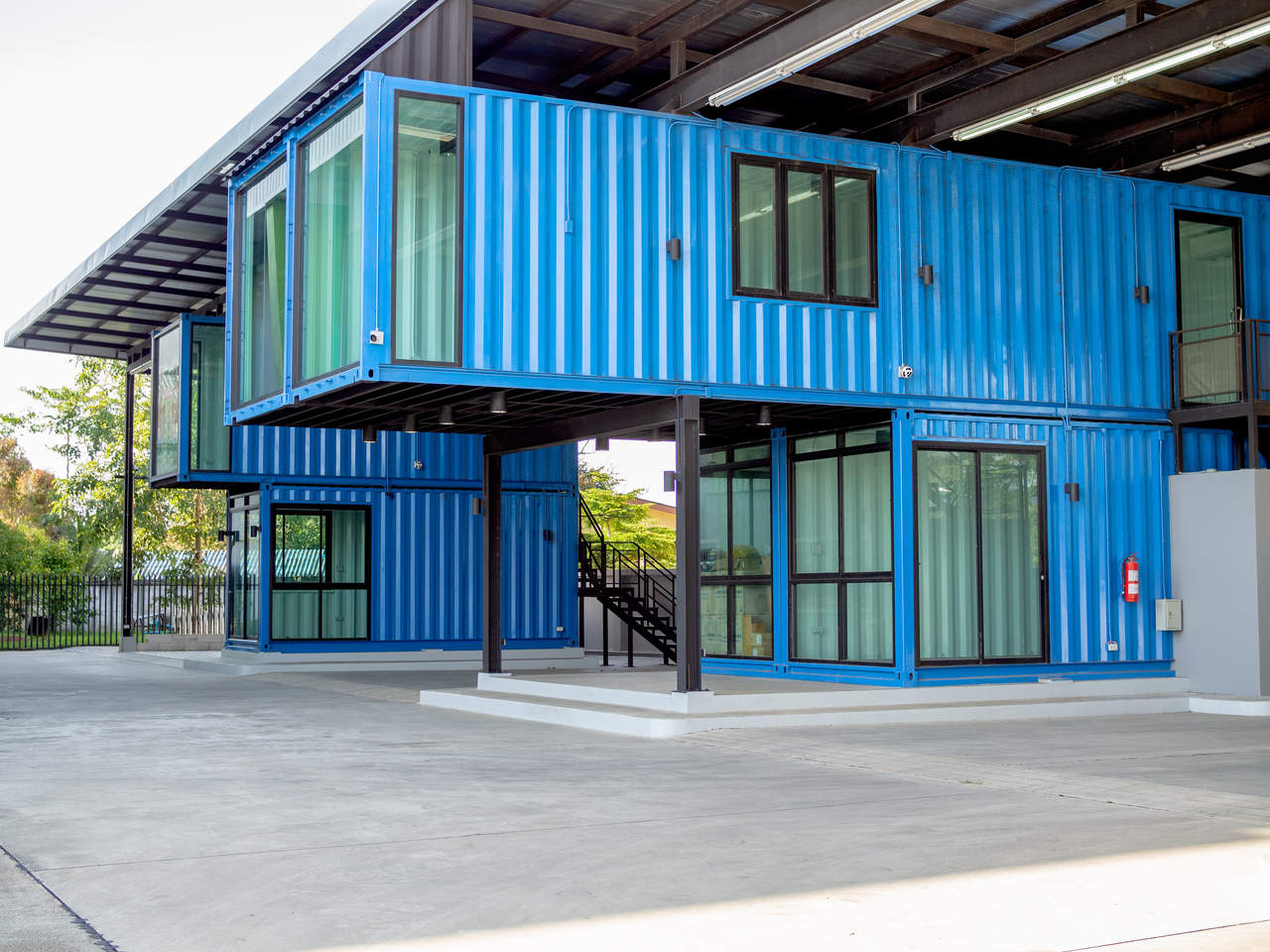Portatif ev seçeneklerinden biri olan mavi renkli çift katlı konteyner ev 