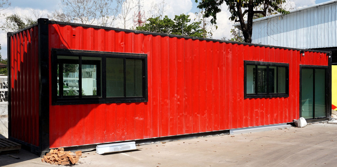 kırmızı konteyner bir yapı