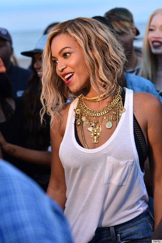 Beyonce style with chocker necklace