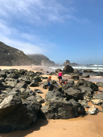 Nostra famiglia a raccogliere la plastica sulla spiaggia