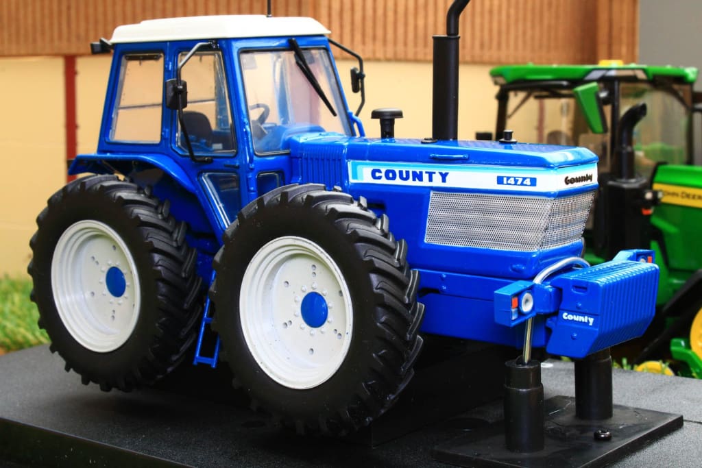 Blue TRACTOR 1//32 UNIVERSAL HOBBIES UH4032 Ford County 1474