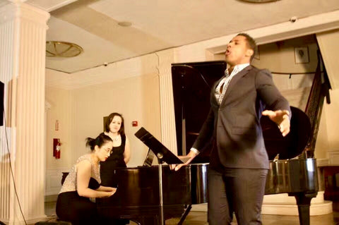 Sisi Liu performing with vocalist Donovan Singletary