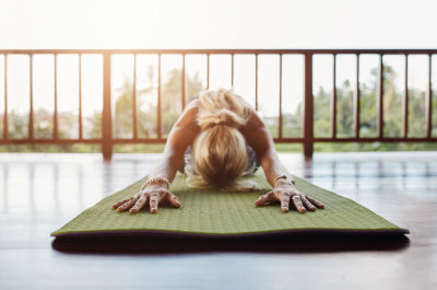 Time to roll out your yoga mat on the living room floor - Yoga at home - Majisports