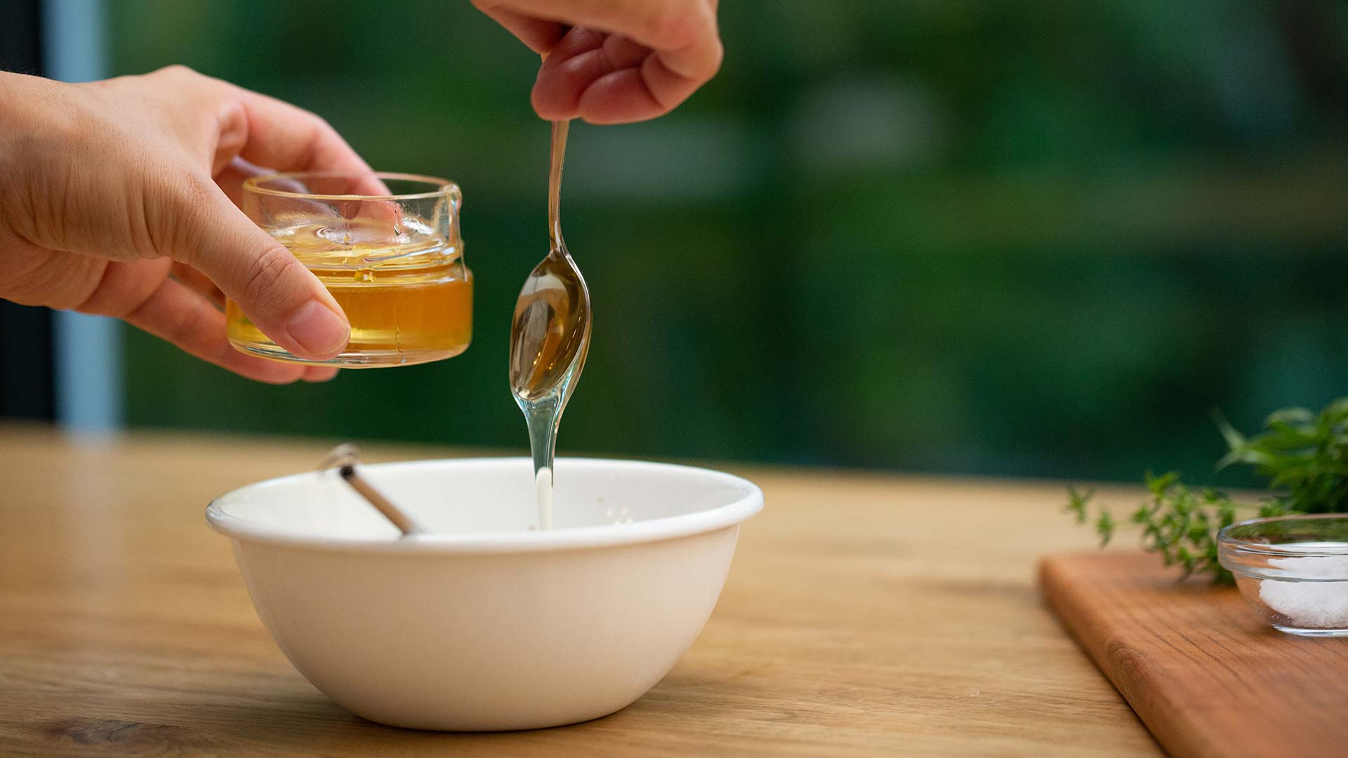 making honey balsamic sauce