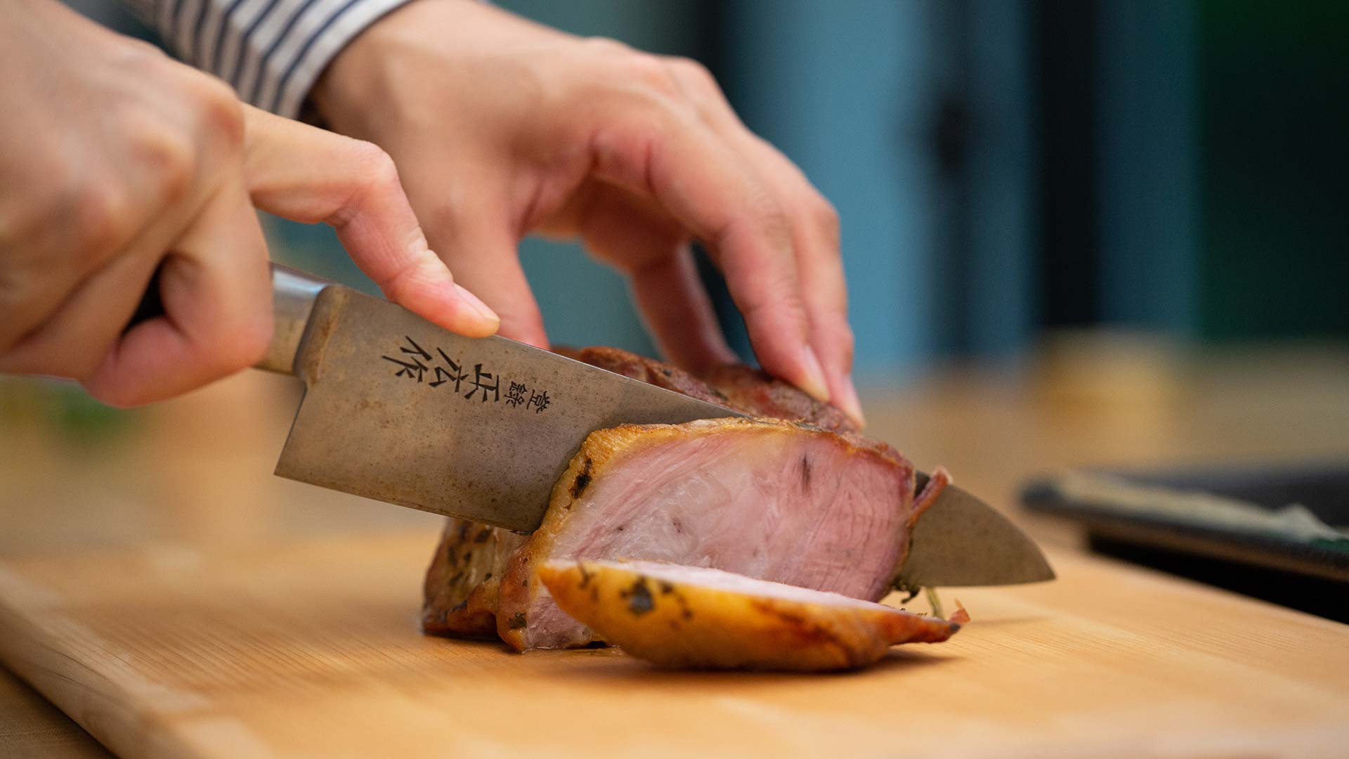 slicing roast pork