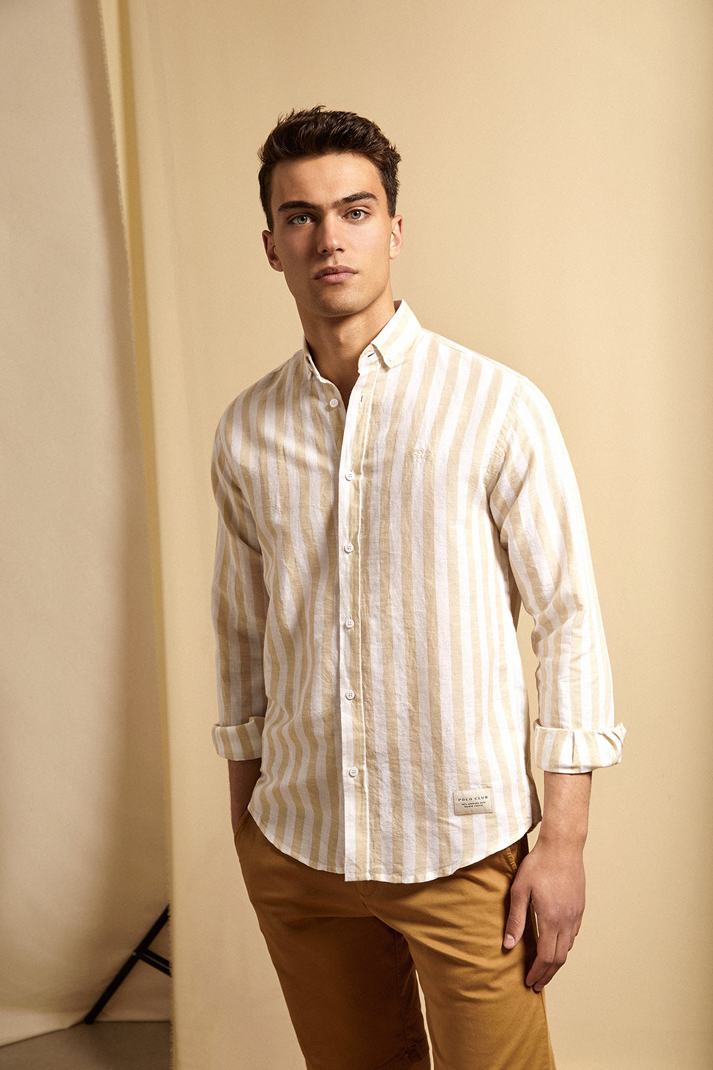 Camisa y beige a rayas de algodón lino con etiqueta bajo | Comprar online en Polo Club