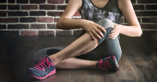 A workout lady is touching her knees