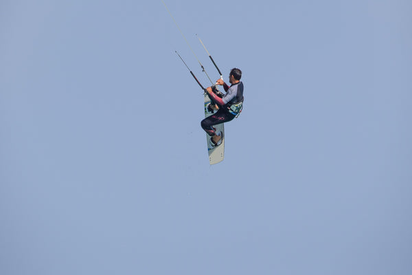En kitesurfer som laver et hop