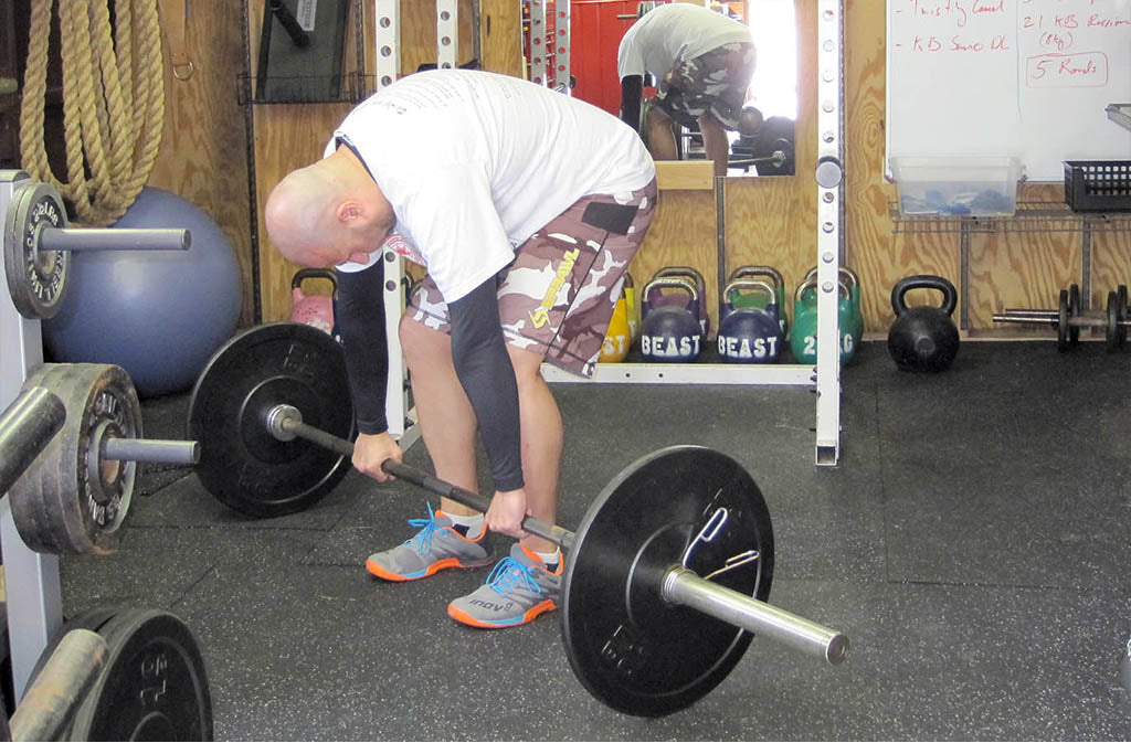 incorrect deadlift position with rounded back