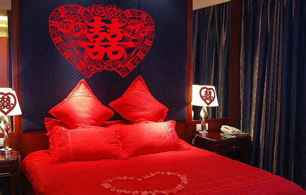 12 Beautiful Chinese Wedding Traditions and Customs, Chinese Wedding Bed, By East Meets Dress 