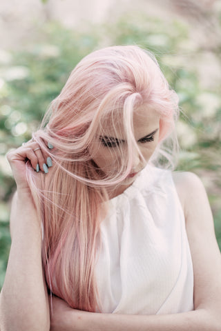 Vaaleanpunaiset hiukset