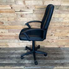 Load image into Gallery viewer, Pleather and Mesh black office chair