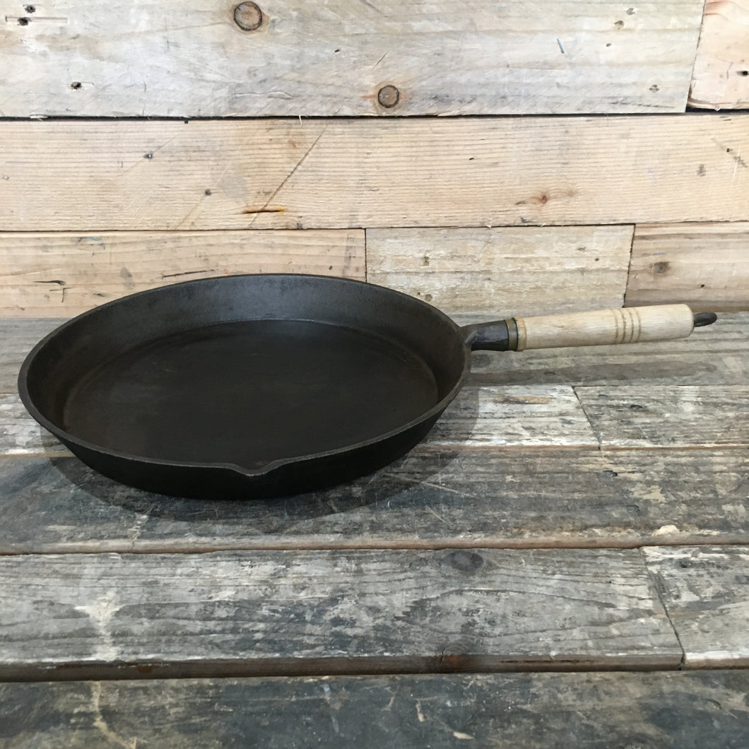 Cast Iron Skillet w/ Wooden Handle