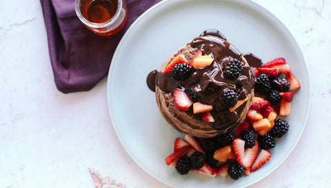 protein-pancakes-move-fruits-chocolate-syrup