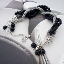 Armband med svarta/vita pärlor och silverkedja