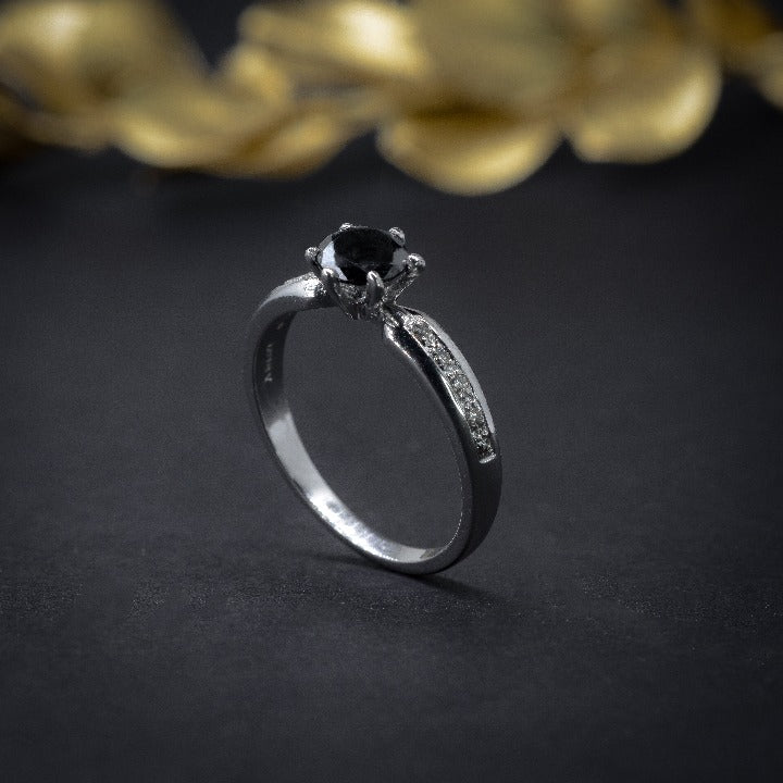 Grifo mejilla granizo Anillo de compromiso con diamante negro natural .50ct y 10 diamantes e –  Vitanni