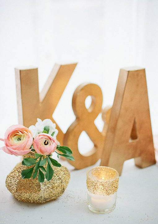 letras de cartón diy pintadas con spray dorado para bodas