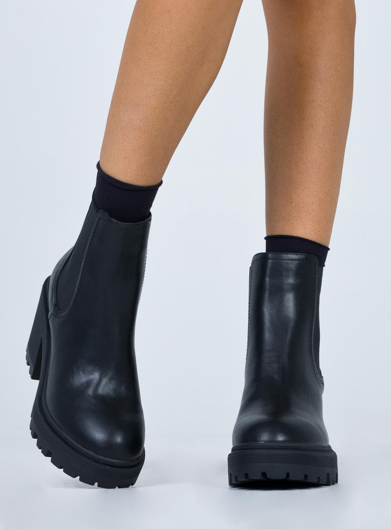 Matty Boot Black