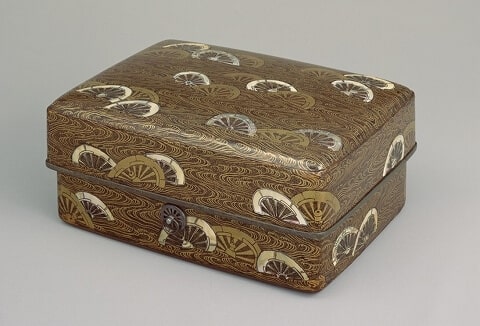 Japanese National Treasure Lacquerware; Toiletry Case with Cart Wheels in Stream (片輪車蒔絵螺鈿手箱)(Tokyo National Museum)