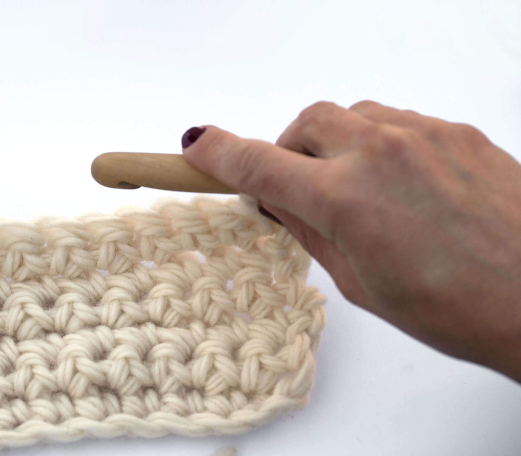 how to hold the crochet hook knife grip position